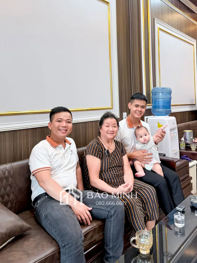 Gia đình khách hàng bên không gian ốp tường nano đã bàn giao