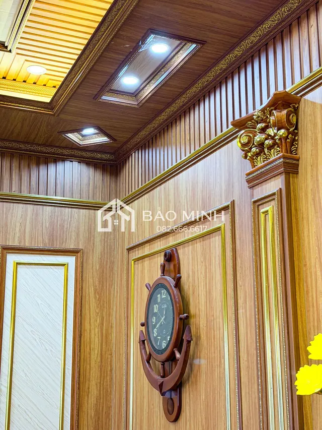Trần và tường ốp nano vân gỗ, phào chỉ dát vàng