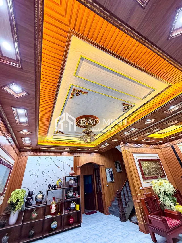 Trần nano giật cấp phòng khách với hoa văn dát vàng